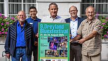 Sie präsentieren das Programm (von links): Andreas Schmidt vom Verein Exbluesive, Kulturbeauftragter Patrick Schmidtner, Bürgermeister ...