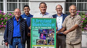 Sie präsentieren das Programm (von links): Andreas Schmidt vom Verein Exbluesive, Kulturbeauftragter Patrick Schmidtner, Bürgermeister ...