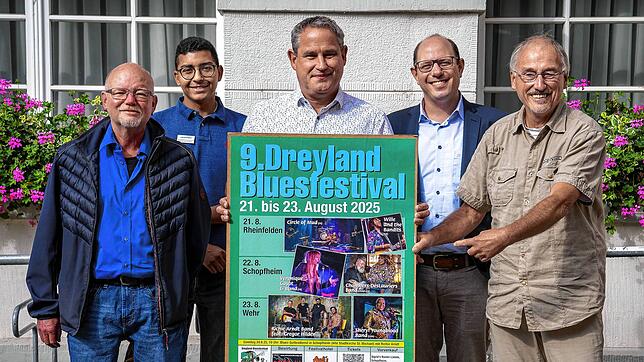 Sie präsentieren das Programm (von links): Andreas Schmidt vom Verein Exbluesive, Kulturbeauftragter Patrick Schmidtner, Bürgermeister ...
