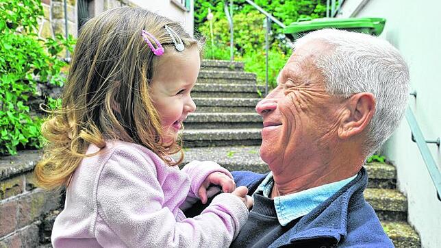 Großvater und Enkelin lächeln sich an: Der Schwarzwald-Baar-Kreis soll auch in den kommenden Jahren für alle Generationen attraktiv ...