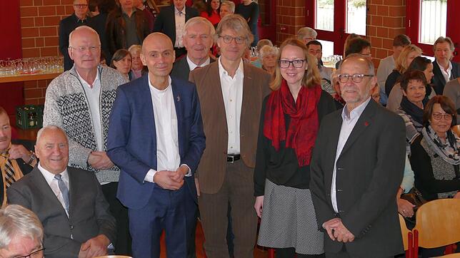Beim Neujahrsempfang der Seelsorgeeinheit Aachtal versammeln sich Menschen, die sich für Gesellschaft und Kirche interessieren (von ...