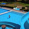 Von der Rutsche in einigen Metern Höhe alles im Blick: Am Montag, 20. Juli, ist im Donaueschinger Parkschwimmbad vergleichsweise wenig ...