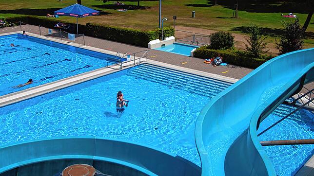Von der Rutsche in einigen Metern Höhe alles im Blick: Am Montag, 20. Juli, ist im Donaueschinger Parkschwimmbad vergleichsweise wenig ...