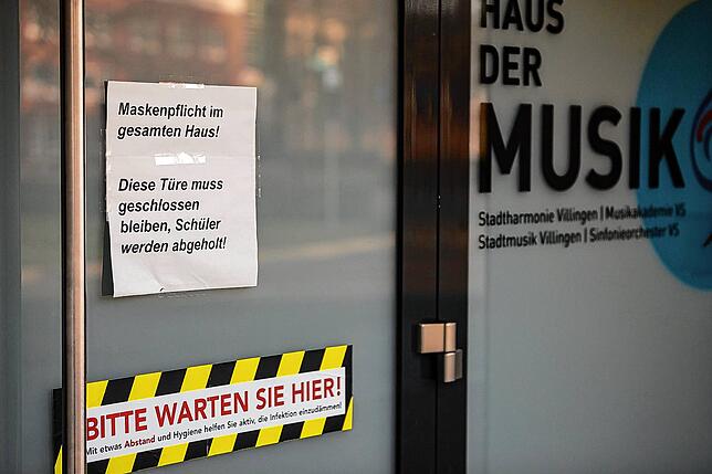 Auch im Haus der Musik gilt Maskenpflicht, Schüler müssen warten und werden vom Lehrer abgeholt. Bild: Privat