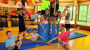 Die ganze Woche über trainieren die Grundschüler, wie hier die Zirkusgruppe Balance, für die große Zirkusaufführung am Freitag.
