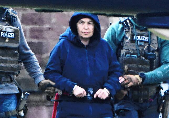 Im Innenhof eines Behördenzentrums wird die frühere RAF-Terroristin Daniela Klette zu einem Hubschrauber geführt.