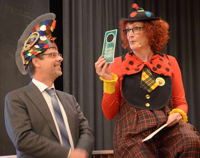Was für ein Malheur mit diesem vermaledeiten Bischofsschloss. Patricia Schnekenbühls Mitleid ist dem Bürgermeister sicher. Ein Souvenir ...