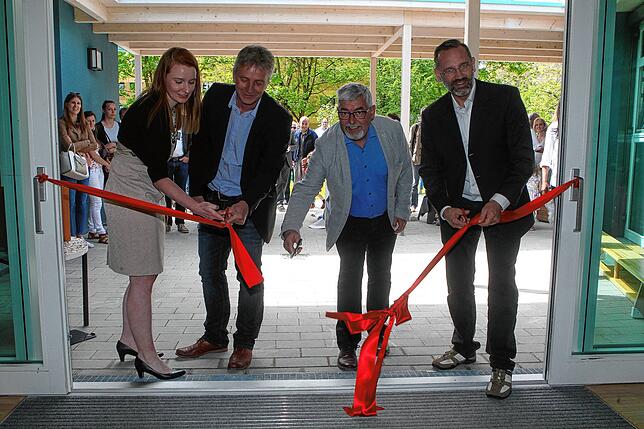 Natalie Gatzka (Leitung), Alfred Kaufmann (Jugendamt), Thomas Stegmann (Hochbauamt) und Bürgermeister Andreas Osner (v. l.) bei der ...