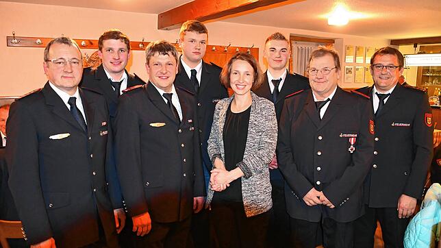 Sie freuen sich über Erfolge der Feuerwehr-Abteilung und halten zusammen (von links): Uwe Hartmann, Florian Bischoff, Wolfgang Schmid, ...