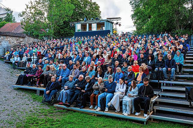 500 Zuschauer waren bei der Premiere des monumentalen Stücks mit dabei. Unter den Ehrengästen war auch der Schirmherr der ...