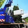Ein Container schwebt ein: Zehn der insgesamt 26 Container für die vorübergehende Unterbringung der Praxen aus dem Campus-Gebäude wurden ...