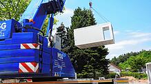 Ein Container schwebt ein: Zehn der insgesamt 26 Container für die vorübergehende Unterbringung der Praxen aus dem Campus-Gebäude wurden ...