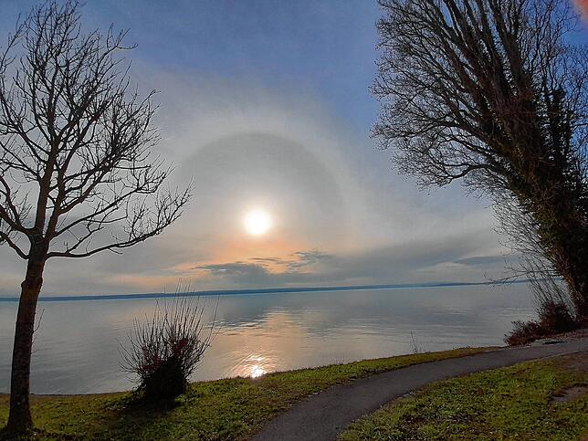Beim Halo-Effekt, hier aufgenommen im Februar 2021 in Hagnau, führt dazu, dass unsere Augen einen Lichtkreis um die Sonne wahrnehmen.