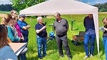 Ernst Reiser, Einwohner von Nordstetten, diskutiert mit Oberbürgermeister Jürgen Roth.