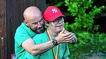 Patrick Hagg mit Sohn Maxim. Der ehemalige Fußballer des SC Pfullendorf und heutige Trainer des Bezirksligisten TSV Aach-Linz kümmert ...