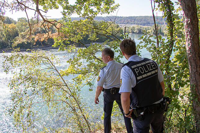 Ausschau: Vom Ufer aus versuchten diese Polizisten am Sonntag den vermissten Schwimmer zu sichten.