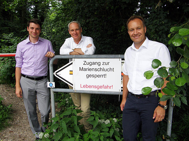 Der obere Bereich der Marienschlucht ist zwar für Fußgänger zugänglich, doch schion hier warnen Schilder vor dem unerlaubten Einstieg in ...