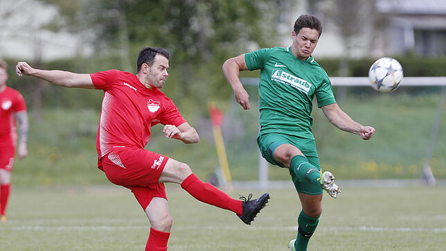 Der Spielertrainer des FC Pfaffenweiler, Patrick Anders (links), im Duell mit dem Bräunlinger Torjäger Dominik Emminger. Pfaffenweiler ...