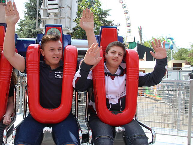 Marco und Timo (von links) suchen den Adrenalin in der XXL-Schaukel. Eine Fahrt kostet 5 Euro.