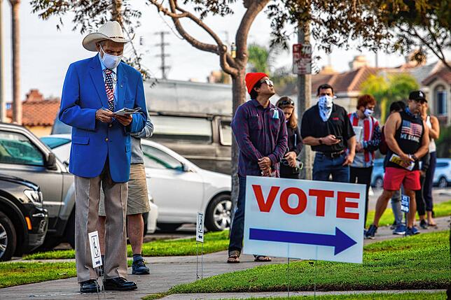 Vor den Wahllokalen wie hier im kalifornischen Huntington Beach bildeten sich zum Teil lange Schlangen