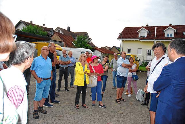 An die 50 Klettgauer nutzten die Gelegenheit, ihre Wünsche zu einem lebendigen Platz im Dorf vorzubringen und Fragen zu stellen.
