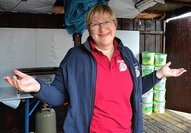 Brigitte Waldenmaier zeigt sich zufrieden mit dem Besuch der Stadtfest-Hütte der Stadtkapelle.