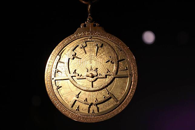 Mit einem Astrolabium wurden bereits im Mittelalter zum Beispiel Sternpositionen berechnet. Die Erfindung sowie die dazugehörigen ...
