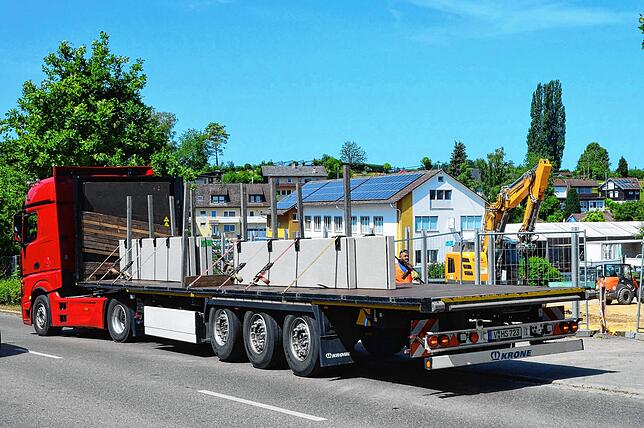 Mit schwerem Gerät: Anlieferung von Betonelementen für die Kulturscheuer auf dem Dorfplatz.