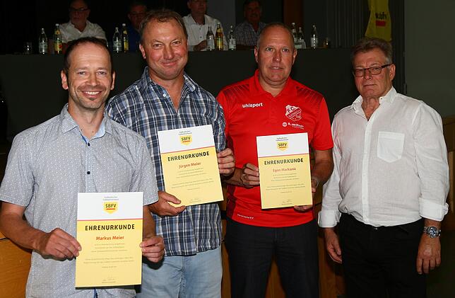 Ehrungen I: Beim Bezirkstag der Hochrhein-Fußballer in Jestetten zeichnete der Ehrenamtsbeauftragte Roland Kuhne (rechts) Markus und ...