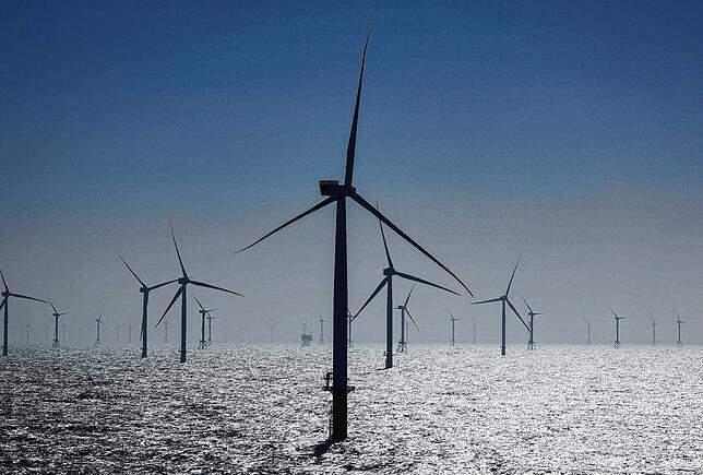 Zahlreiche Windräder sind bei der Inbetriebnahme des neuen Windparks rund 35 Kilometer nördlich der Insel Helgoland zu sehen. Im Norden ...