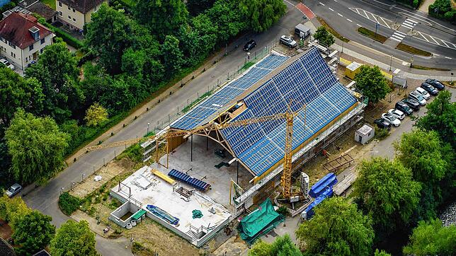 Die neue Scheffelhalle von oben: Der Baufortschritt der Scheffelhalle ist unübersehbar. Mittlerweile steht ein Großteil der Holzbau ...