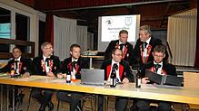 Im Vorstand des Narrenvereins Krähenloch gibt es bei der Hauptversammlung einige Veränderungen (vorn von links): Fabian Huber ...