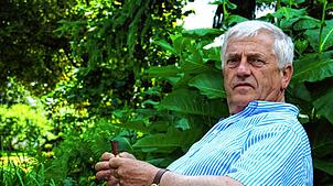 Arnold Stadler, zwar nicht unter einem Apfelbaum, aber in der Natur: Mit 14 Jahren lernte er erstmals die Literatur Thomas Manns kennen.