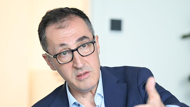 Cem Özdemir will soziale Medien mit einer Altersgrenze belegen.