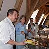 Der Küchenchef vom Spitalfonds Markdorf, Ralf Bartl, teilt mit Magrit Braun gemeinsam das Mittagessen an die Besucher in der Mittleren ...