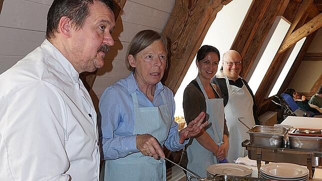 Der Küchenchef vom Spitalfonds Markdorf, Ralf Bartl, teilt mit Magrit Braun gemeinsam das Mittagessen an die Besucher in der Mittleren ...