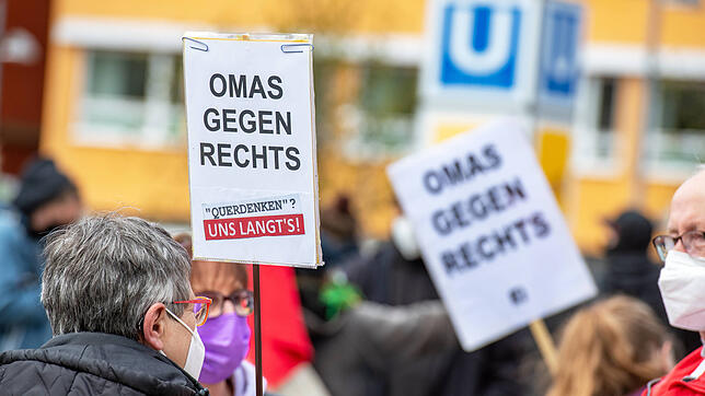 Die Omas gegen Rechts protestieren am 17. April in Stuttgart gegen die Demonstration der Querdenker. Auch in Villingen kündigen die Omas ...