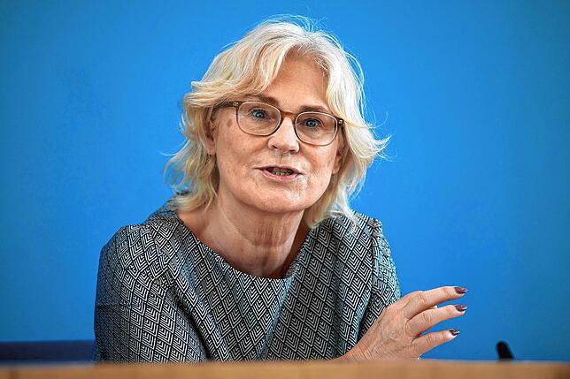 Christine Lambrecht (SPD), Bundesfamilienministerin, hat die Länder dazu aufgefordert, die Verhältnismäßigkeit der Maskenpflicht zu prüfen.