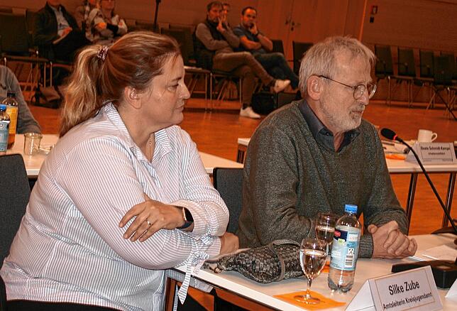 Die Leiterin des Kreisjugendamts, Silke Zube, und Kreissozialdezernent Jürgen Stach in der Sitzung des städtischen ...