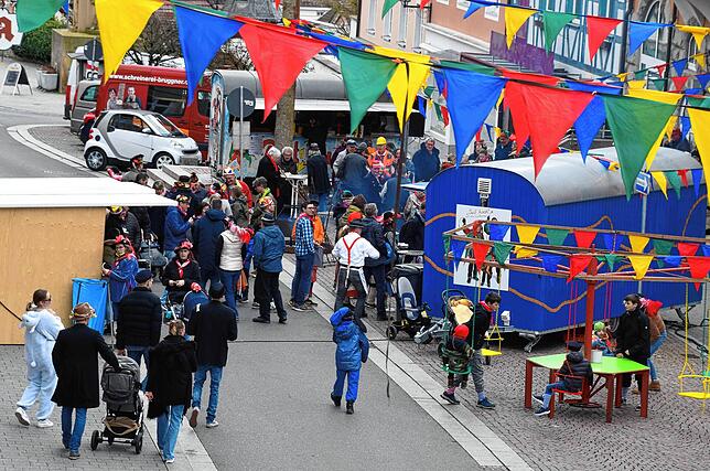 Bild 21: Bilder vom Laufnarrenmarkt am Stockacher Narrenbaum und im Bürgerhaus