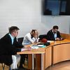 Vor Prozessbeginn am Singener Amtsgericht (von links): Verteidiger Thomas Röder, Dolmetscher Basim Al-Shukur (verdeckt), der Angeklagte ...