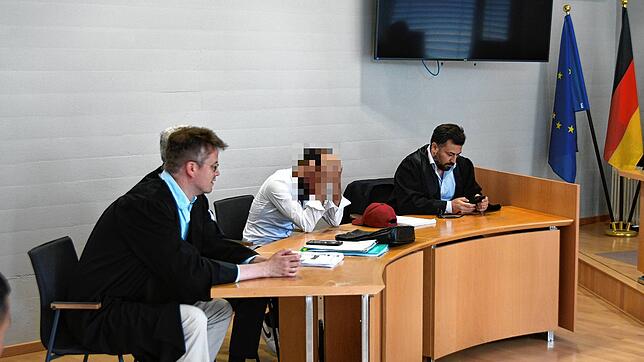 Vor Prozessbeginn am Singener Amtsgericht (von links): Verteidiger Thomas Röder, Dolmetscher Basim Al-Shukur (verdeckt), der Angeklagte ...