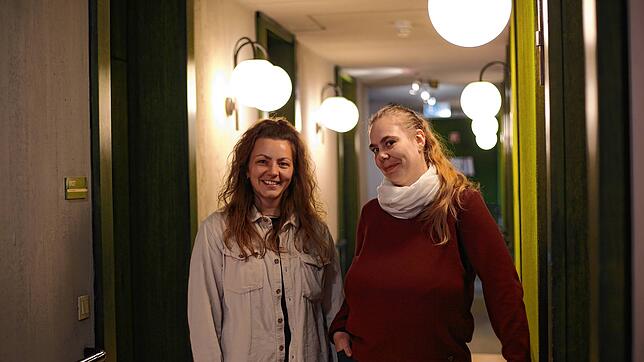 Flüchtlingsbeauftragte Livia Renna (links) und Integrationsmanagerin Charlotte Baumert vom Amt für Jugend, Bildung Integration und Sport ...