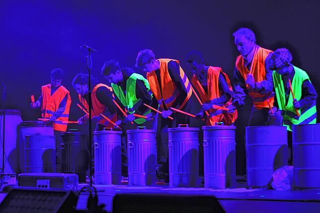 Nicht nur ein Hinhörer, sondern auch ein Hingucker: Die Percussion-Gruppe der Singener Jugendmusikschule unter der Leitung von Rudi Hein.