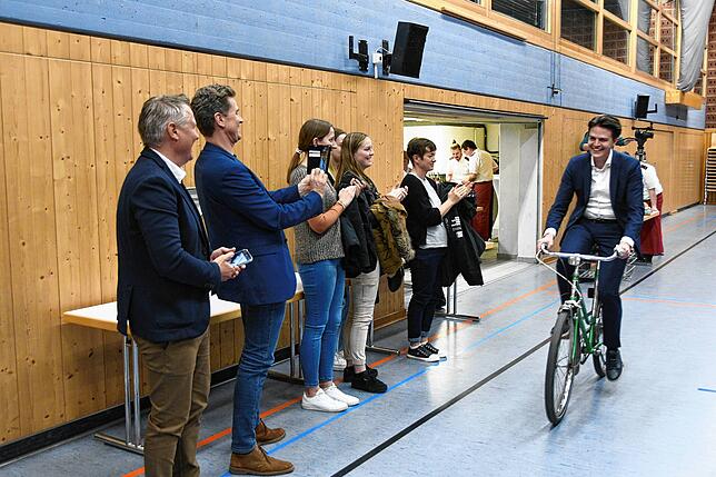 Bei seiner Verabschiedung Ende April vergangenen Jahres: Marian Schreier radelt durch die Randenhalle in Tengen.