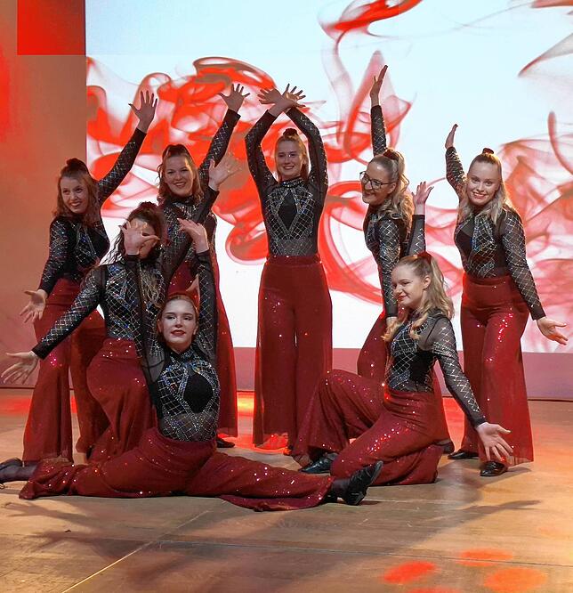 Stets eine Augenweide mit perfekter Choreografie: Mit ihrem „Shine on Lady“ begeistern die TSV-Ladykracher das Publikum.