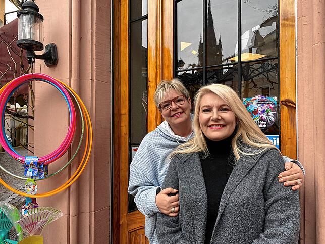 Ihr Laden steht seit 1900 in Radolfzell für strahelnde Kinderaugen: Heike Heinzelmann (links) und Sonja Uhl von Spielwaren Swars sehen ...