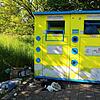 Vor dem Wertstoff-Container liegen einige Dinge wie Schuhe und Oberbekleidung, die eigentlich in den Container gehören. Doch auch ...