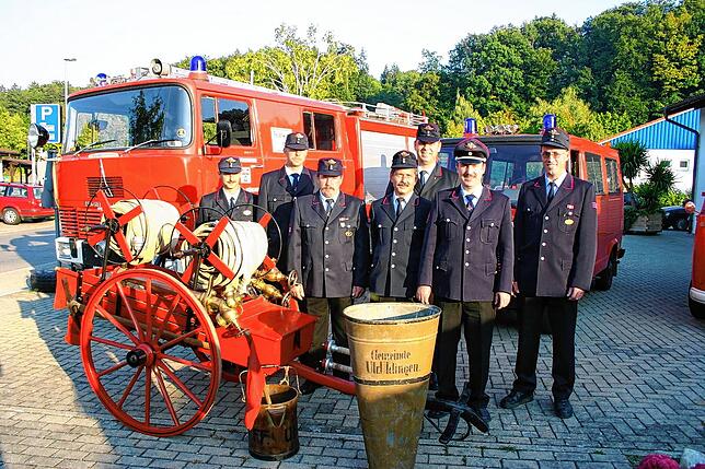 Ewald Moser (rechts) und Joachim Mäder (neben ihm) während der Feierlichkeiten zu 75 Jahren Feuerwehr Unteruhldingen im Oktober 2005. ...