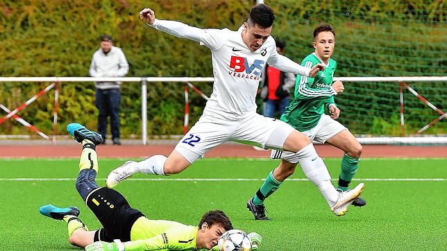Schützenfest: Bruno Golic (oben, gegen Christian Rapp) eröffnete den Torreigen für den FC Erzingen beim 5:3-Sieg im Spitzenspiel beim FC ...